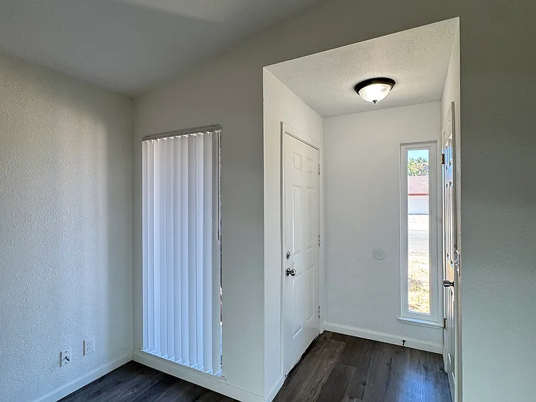 7604 Loucreta Dr — Photo 2