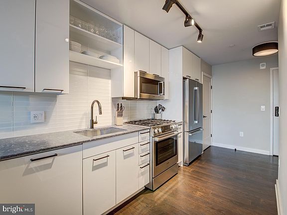 4th image of 70 N St SE #N607