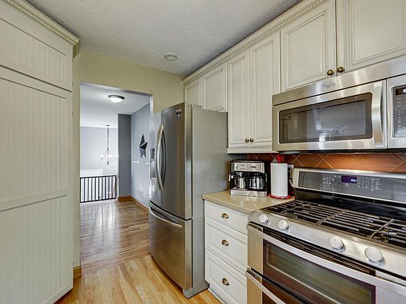 3rd image of 624 Thoreau Dr