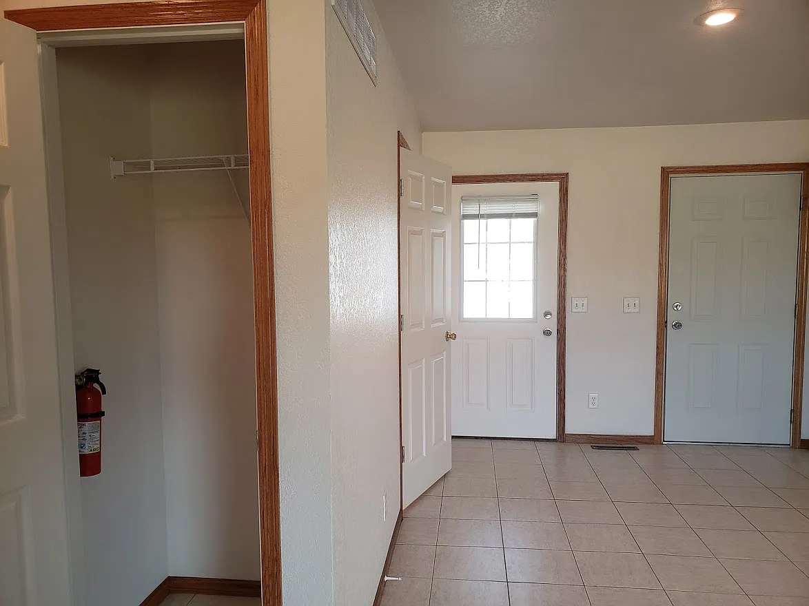 2 bed, 1.5 bath, 1800 sqft, $1,375 — Photo 4