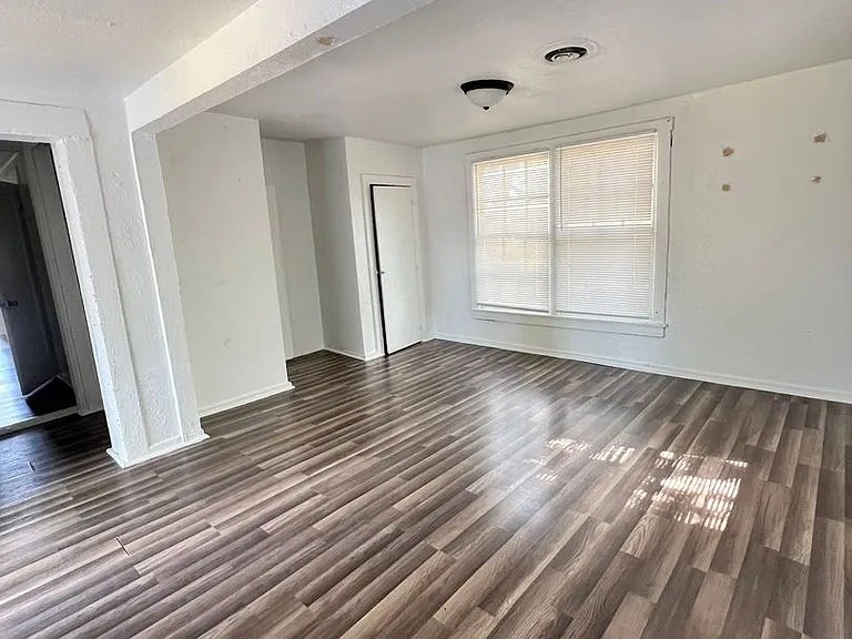 1205 N Park St — Photo 13