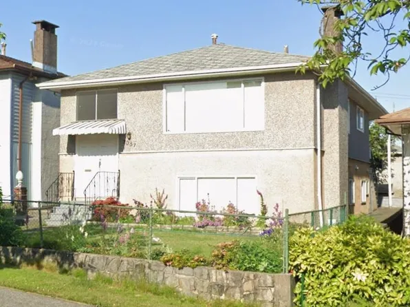 3057 Rupert St, Vancouver, BC V5M 3V1