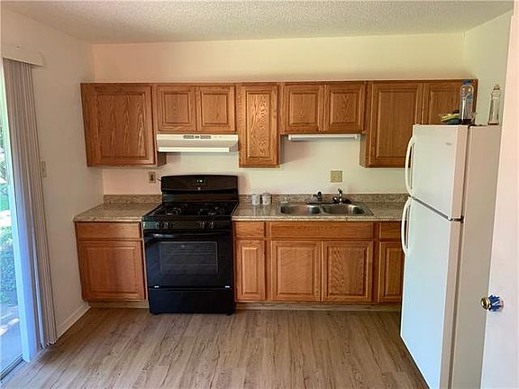 5th image of 702 Emerald Wood Dr