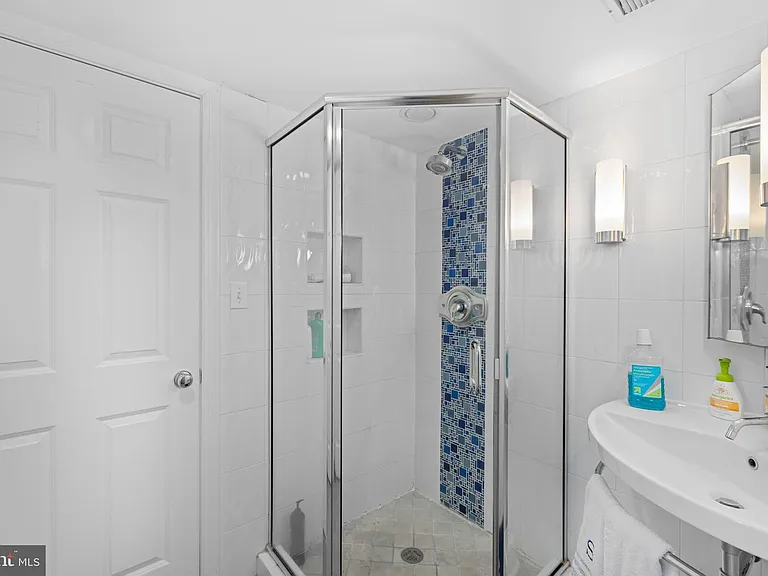 2929 Stuart Dr — Photo 21