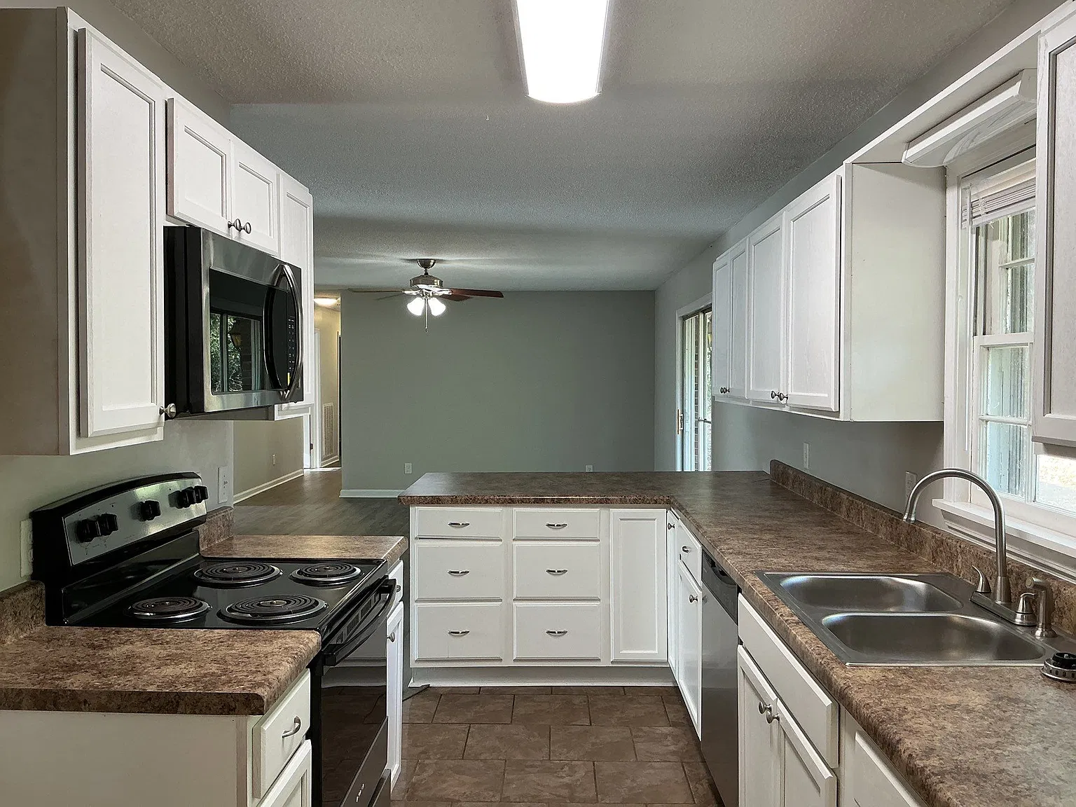 3 bed, 1761 sqft, $1,800 — Photo 2