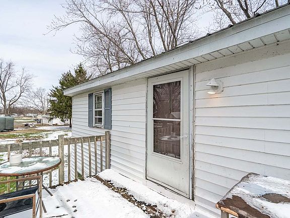 3rd image of 202 E Jones St