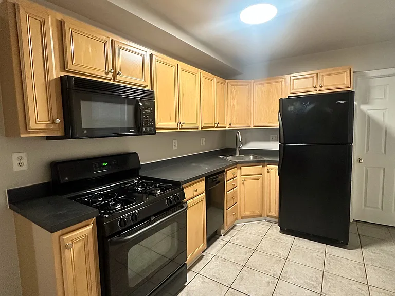 1016 Bingham St — Photo 3