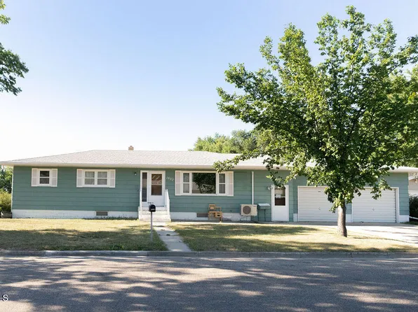 1002 10th St NE, Jamestown, ND 58401