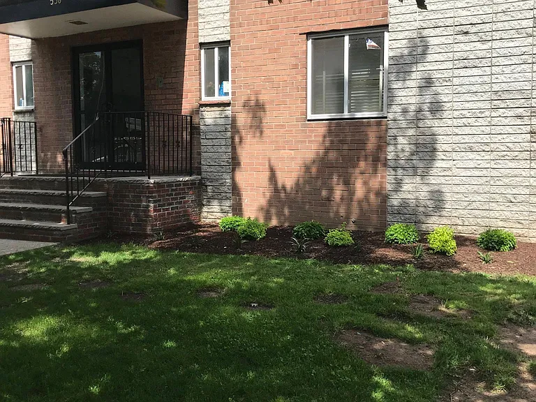 420 W 7th St — Photo 3