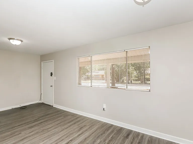 686839_017_living_room_13138999.jpg