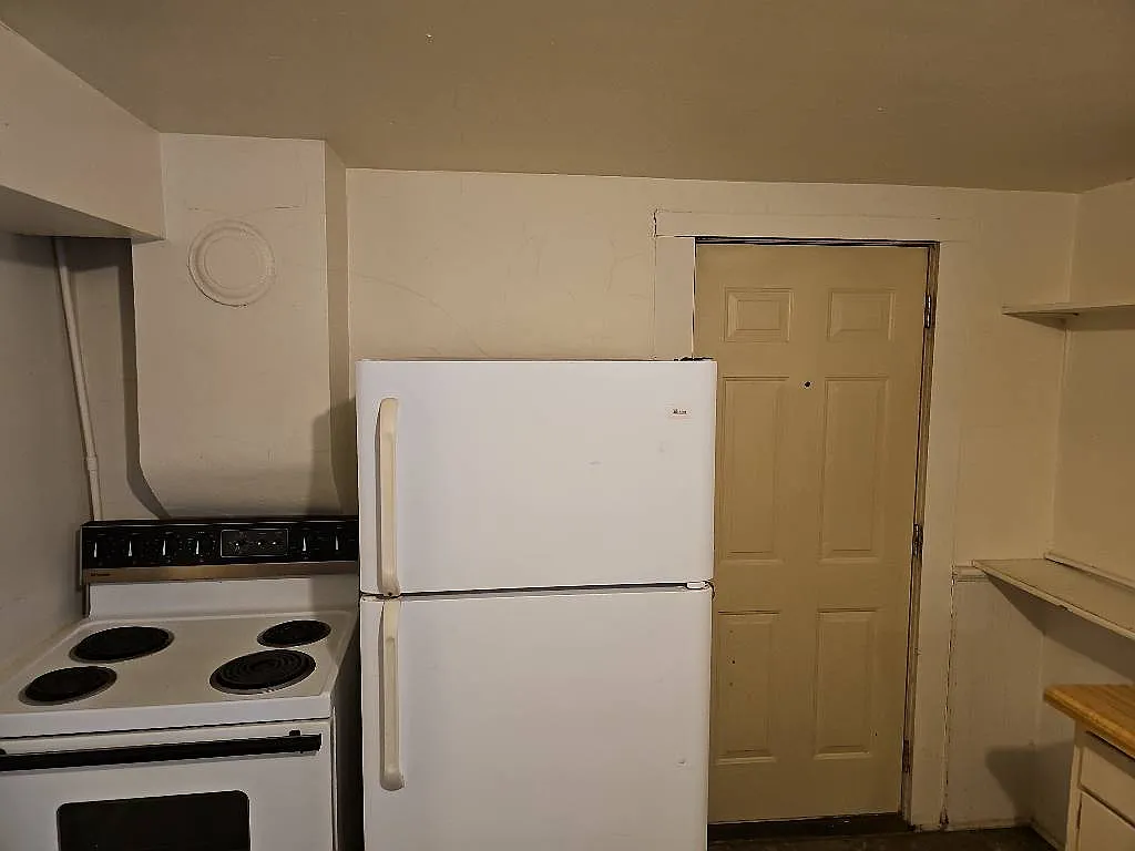 3 bed, 720 sqft, $1,200 — Photo 2