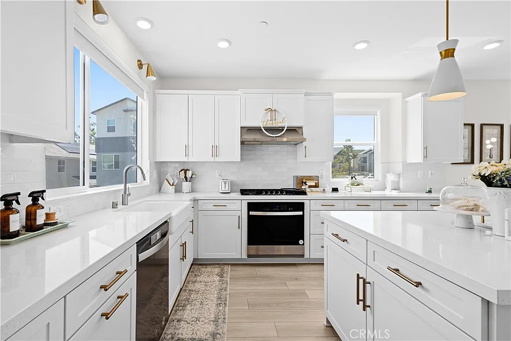 4 bed, 3.5 bath, 2054 sqft, $4,999 — Photo 1