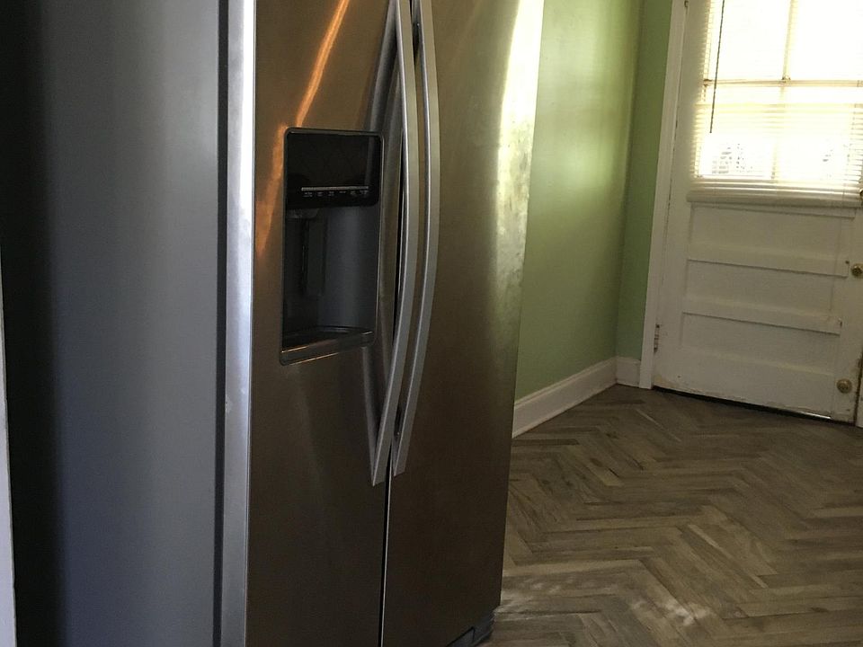 NEW STAINLESS FRIDGE WITH ICE & FILTER WATER DISPENSER