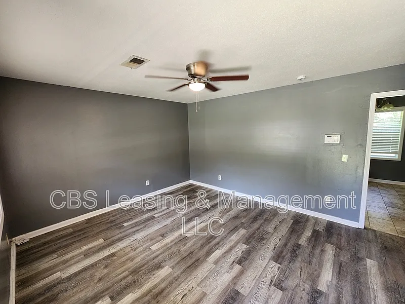 3 bed, 2.0 bath, 1215 sqft, $1,375 — Photo 3