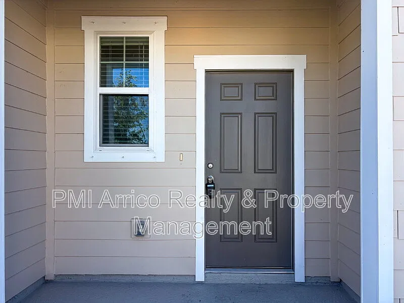 3 bed, 2.5 bath, 1421 sqft, $2,195 — Photo 3