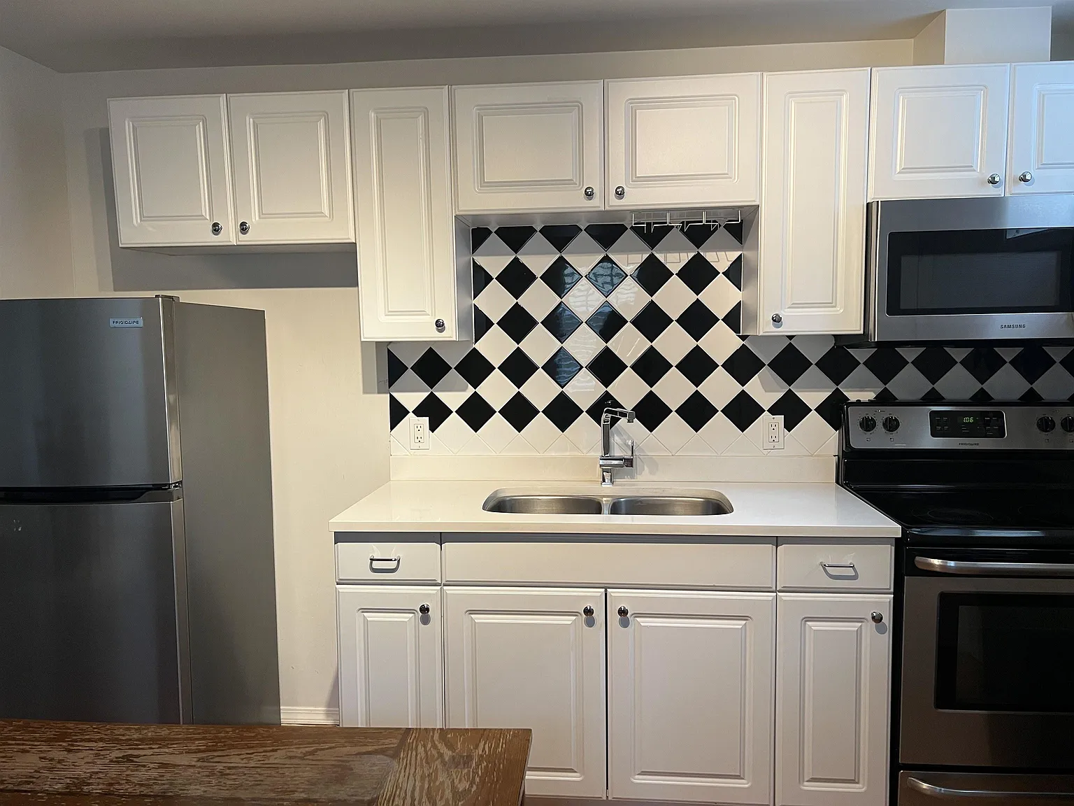 2 bed, 1000 sqft, $2,190 — Photo 3