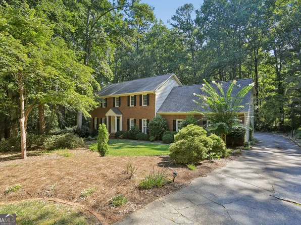 1090 Applecross Dr, Roswell, GA 30075
