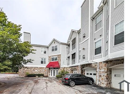2 bed, 1039 sqft, $1,857 — Photo 2