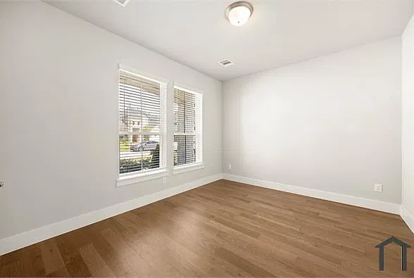 6 bed, 4029 sqft, $3,795 — Photo 3
