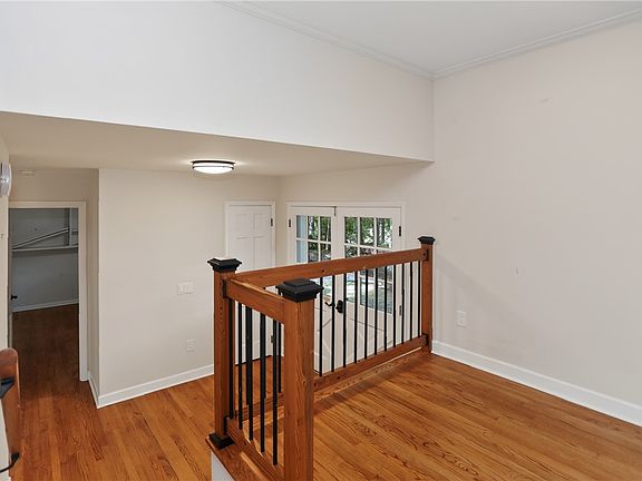 4th image of 324 Woodland Way