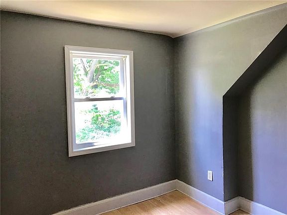 3rd image of 805 W 10th St