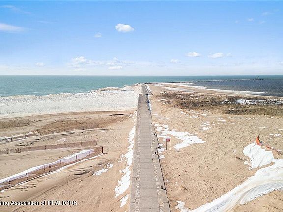3rd image of 176 Harbor Dr #55
