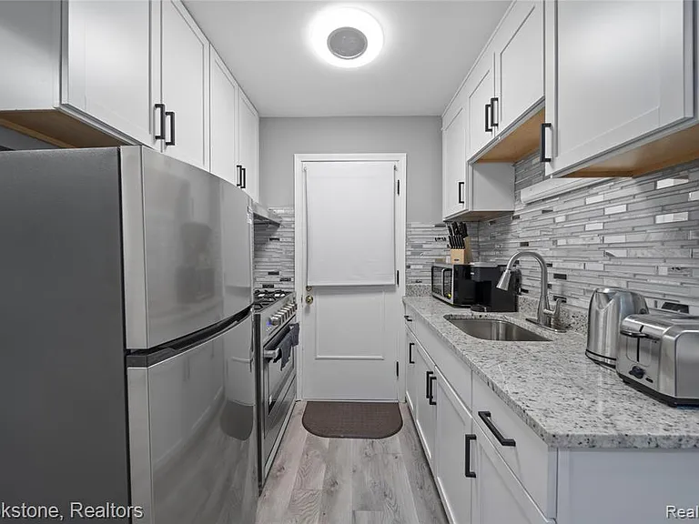 141 Ferndale Ave — Photo 7