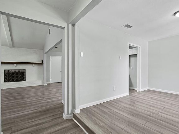 4th image of 2424 Laurel Ln