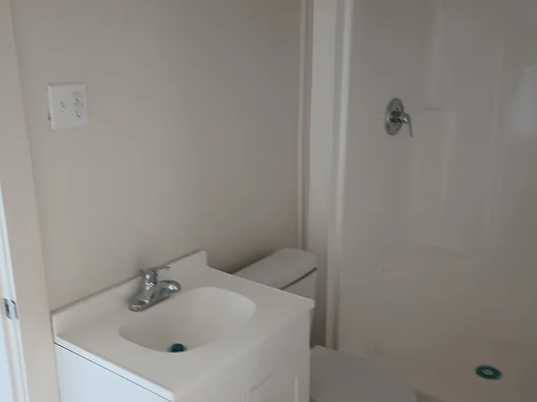 906 Peach St — Photo 11