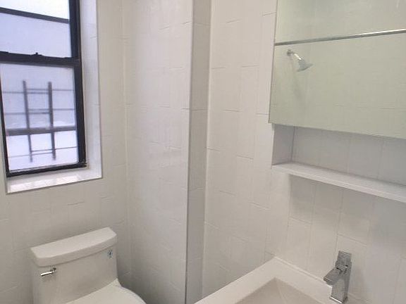 3rd image of 947 E 156th St
