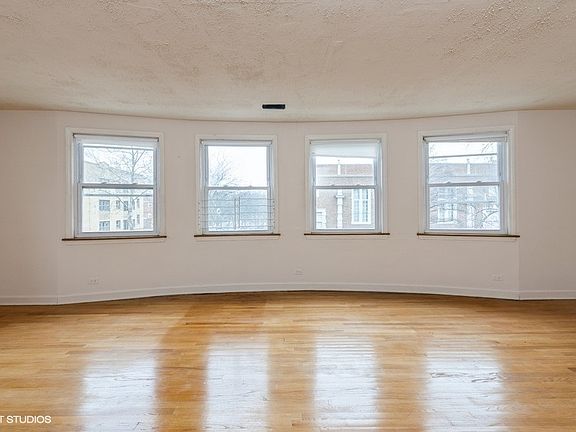 3rd image of 3322 W Catalpa Ave