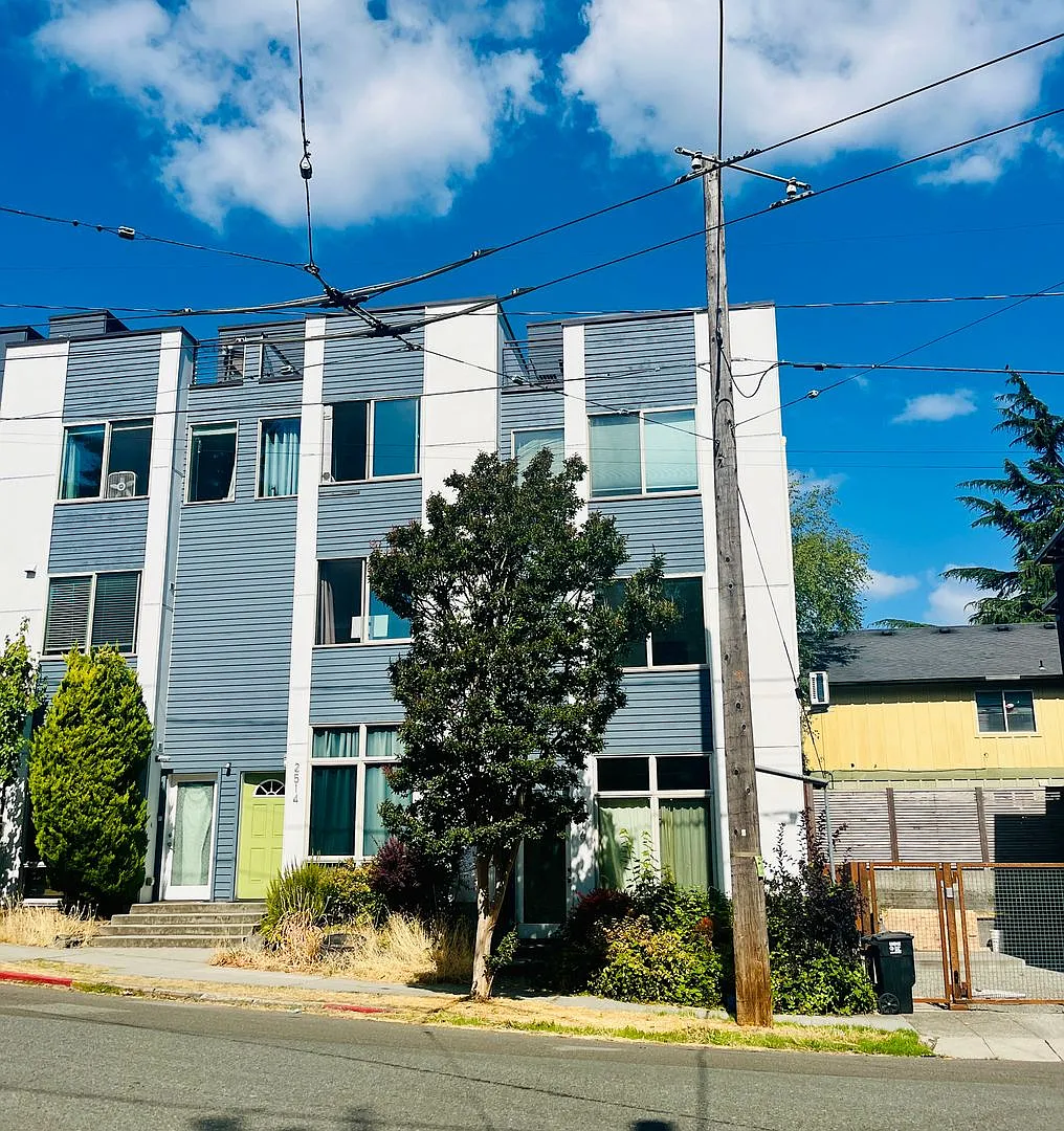 Modern 3-Bedroom Townhome with AC & Assigned Parking in Judkins Park / Central Area — Photo 1
