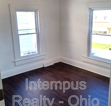 4th image of 2070 W 105th St
