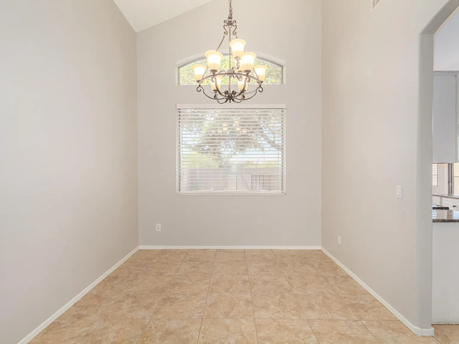 3 bed, 2.5 bath, 1700 sqft, $3,300 — Photo 4