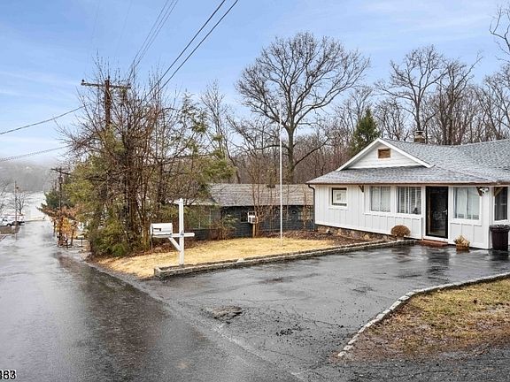 2nd image of 4 Dead End Rd