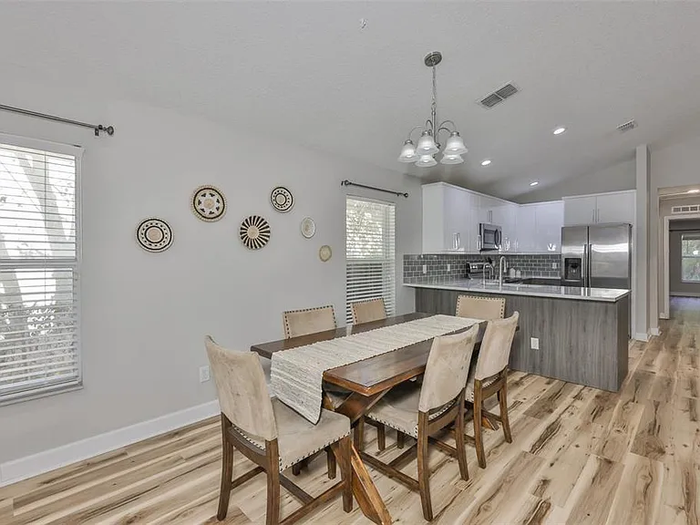 2331 W Chestnut St — Photo 5