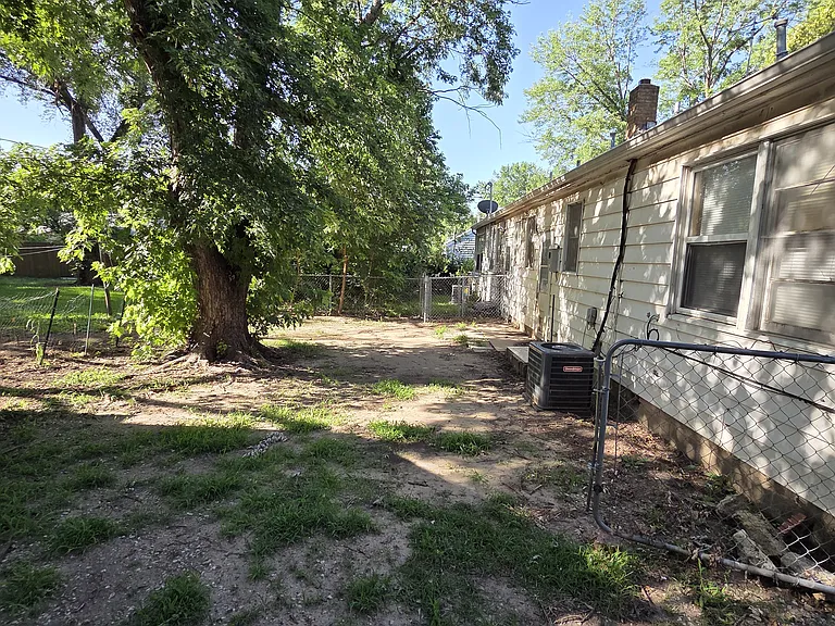 324 N Gordon Ave — Photo 9