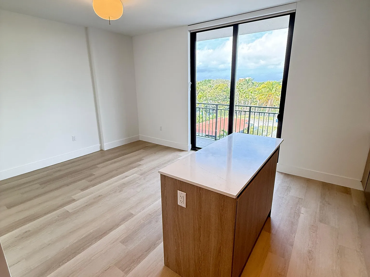 Studio, 586 sqft, $1,980 — Photo 3
