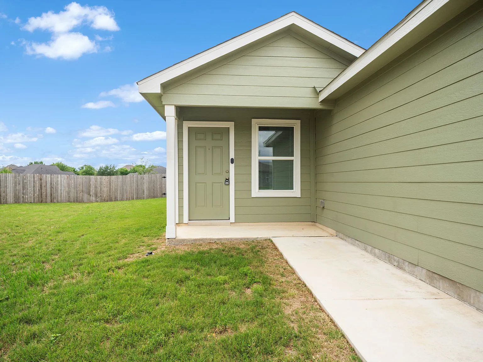 Bright 4-Bed Home with Fenced Yard and Community Pool 14636 Cregg Mill Dr, San Antonio — Photo 4