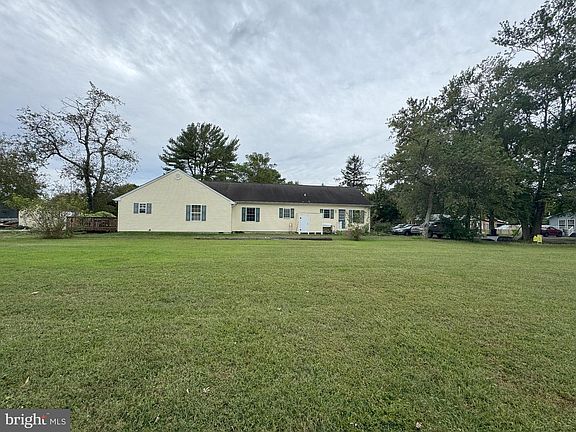 3rd image of 602 E Laurel Street Ext