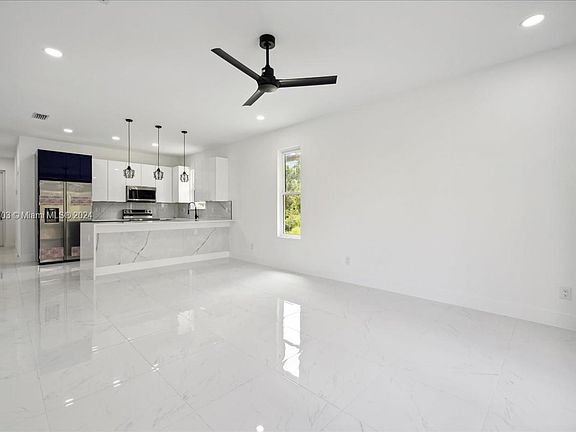 4th image of 1025 Binkley St E