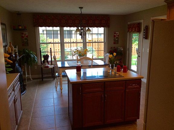 4th image of 714 N Elderberry Ln