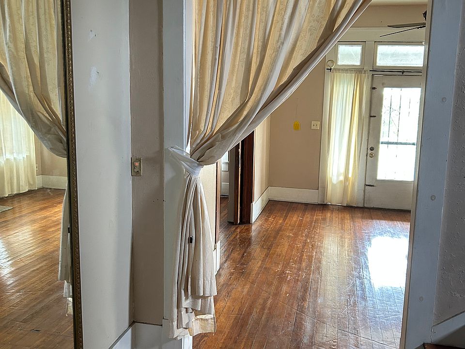 Hallway looking back to front door