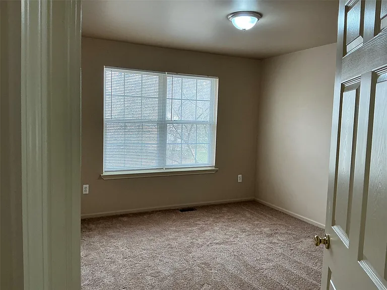 48161 Nottinghill Ln — Photo 40