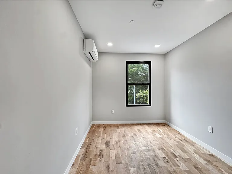 1378 Inwood Ave #101 — Photo 9