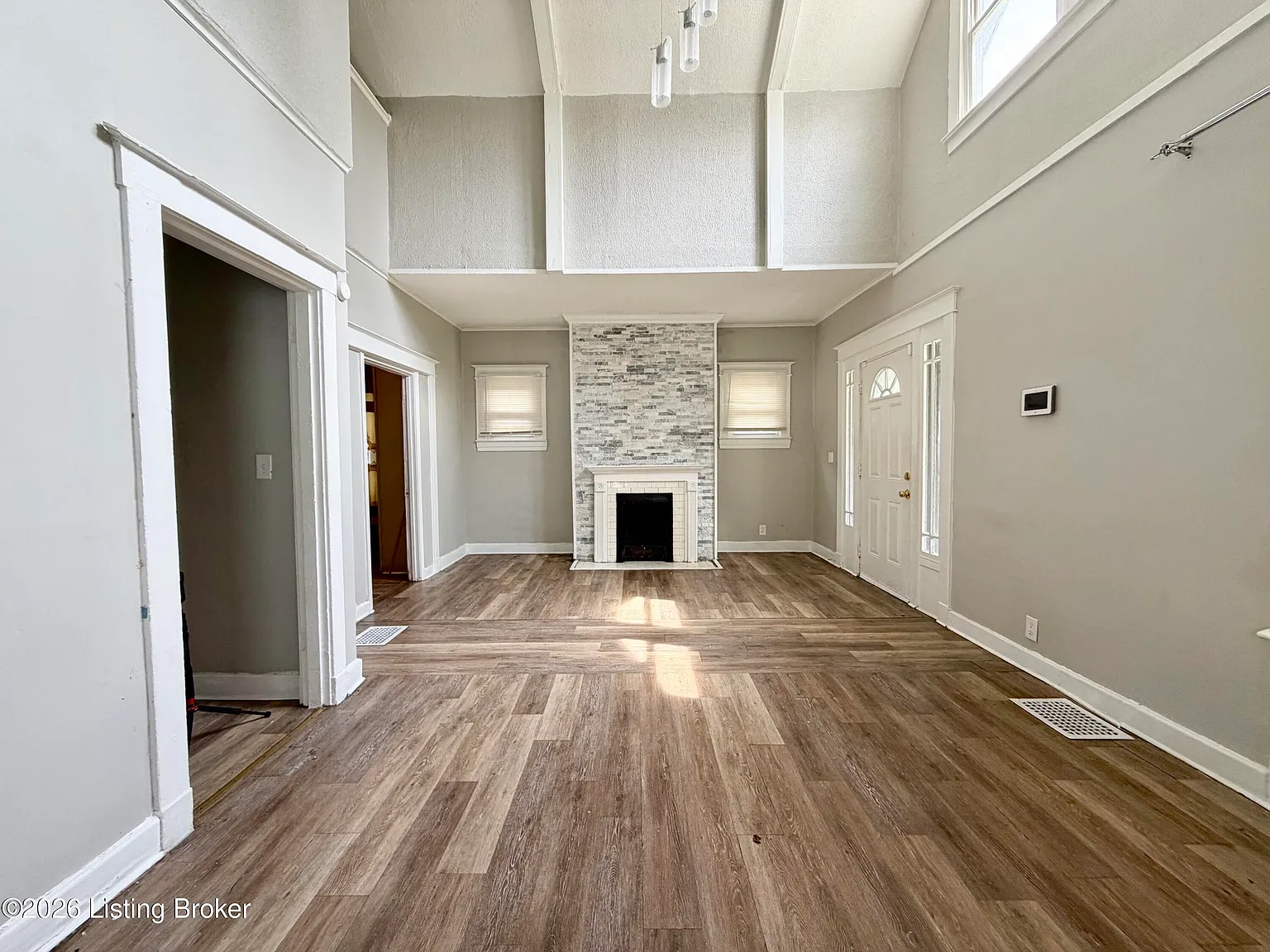 3 bed, 1.5 bath, 2498 sqft, $1,200 — Photo 3