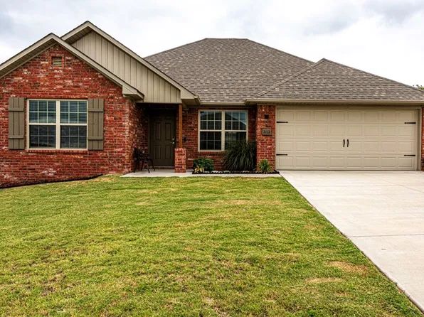 2112 Carlisle St, Gentry, AR 72734