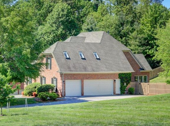 3rd image of 1811 Thoreau Ln