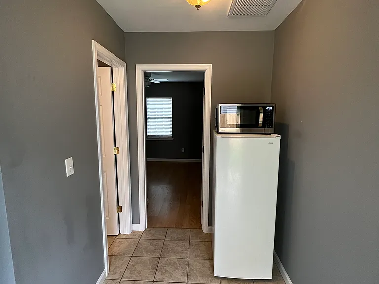 919 Wainwright Ave — Photo 6
