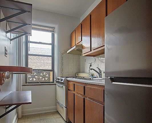 4th image of 30-83 Crescent St #7E